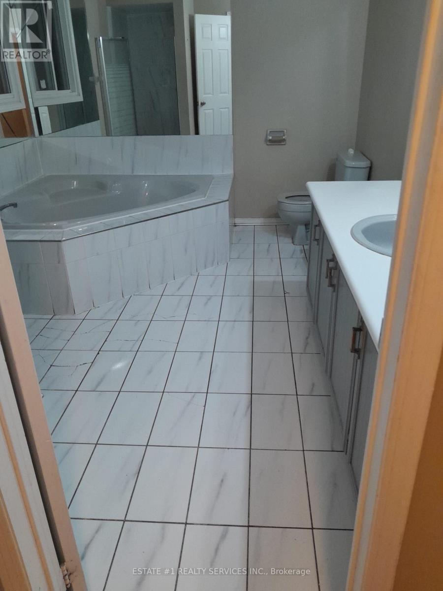 27 Cannon Crescent, Brampton (Fletcher's West), Ontario  L6Y 4L8 - Photo 2 - W12888790