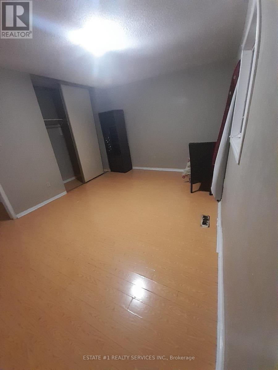 27 Cannon Crescent, Brampton (Fletcher's West), Ontario  L6Y 4L8 - Photo 4 - W12888790