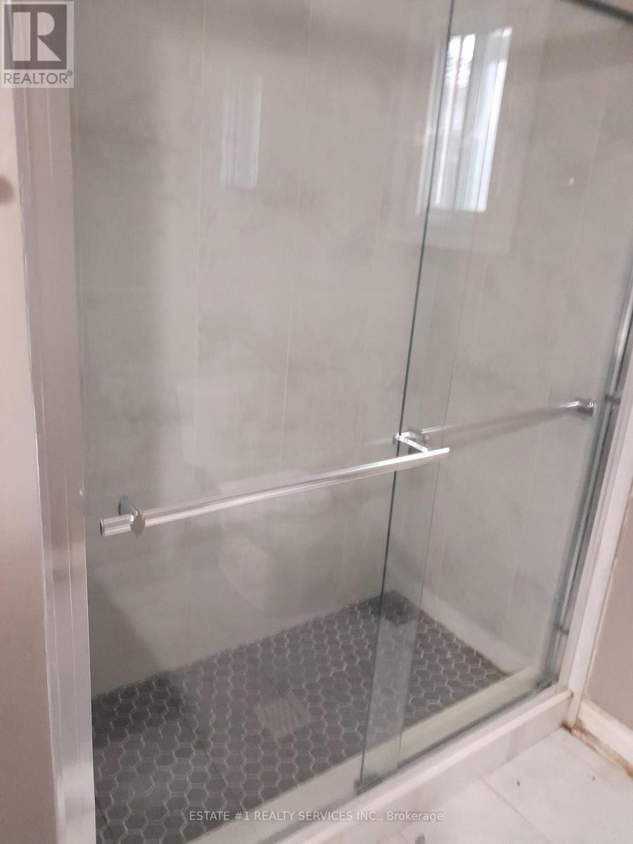 27 Cannon Crescent, Brampton (Fletcher's West), Ontario  L6Y 4L8 - Photo 5 - W12888790