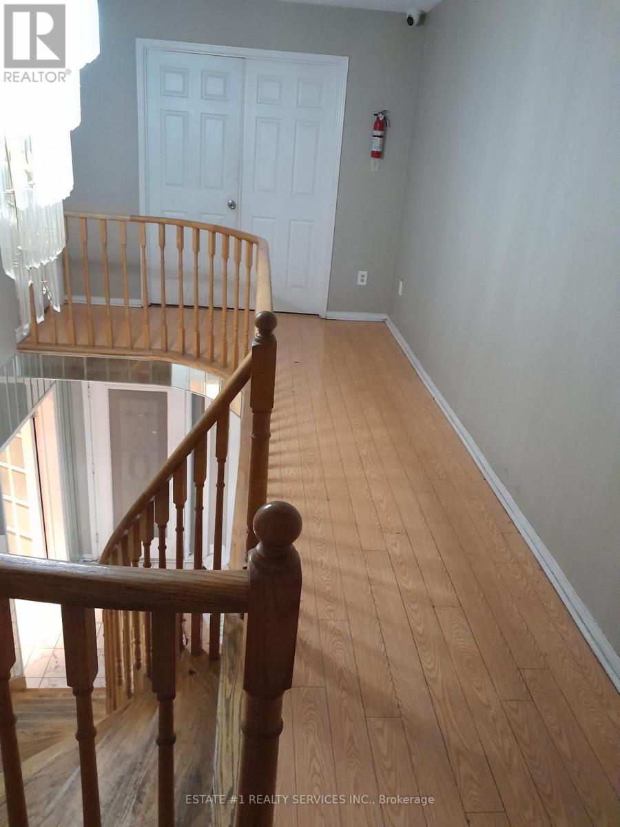 27 Cannon Crescent, Brampton (Fletcher's West), Ontario  L6Y 4L8 - Photo 6 - W12888790