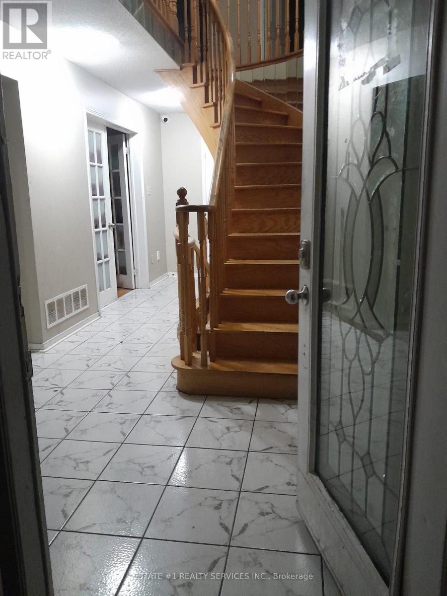 27 Cannon Crescent, Brampton (Fletcher's West), Ontario  L6Y 4L8 - Photo 8 - W12888790