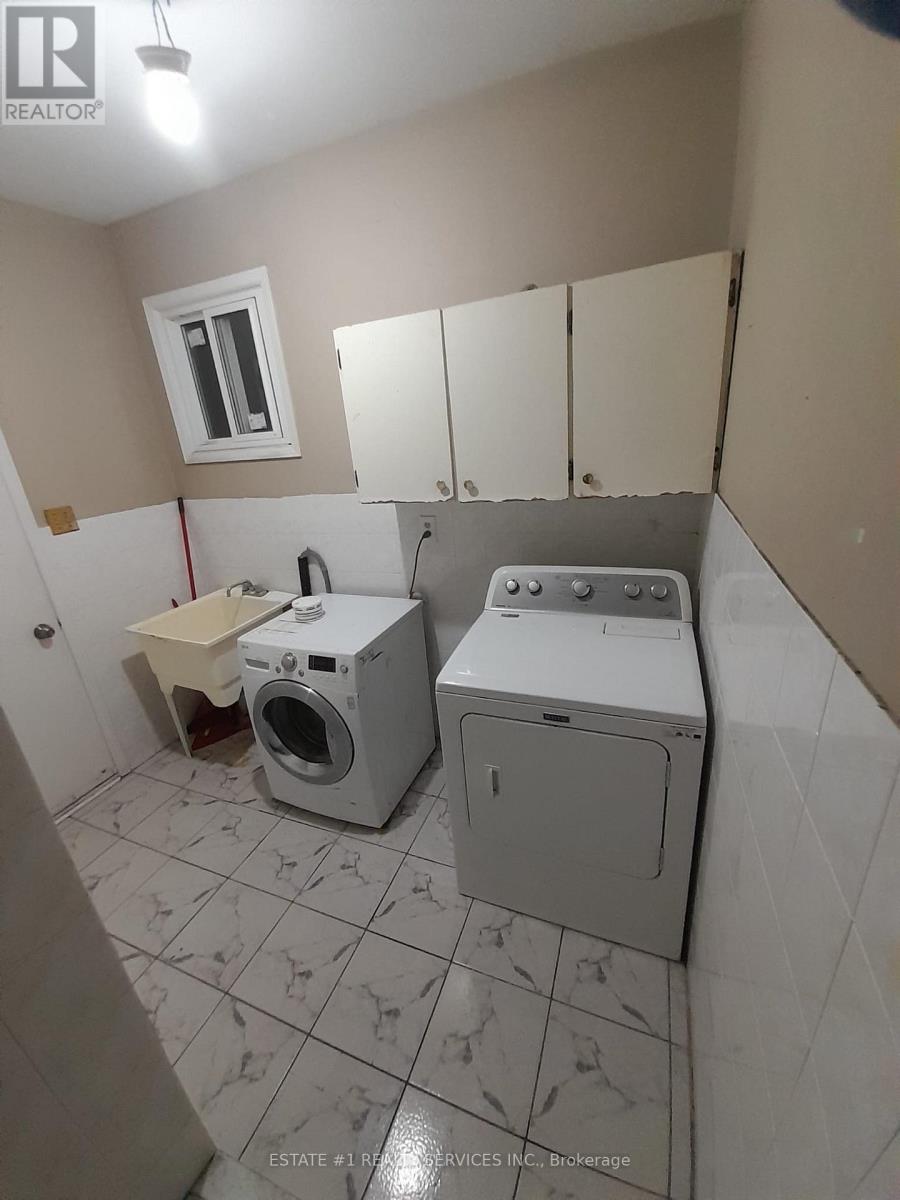 27 Cannon Crescent, Brampton (Fletcher's West), Ontario  L6Y 4L8 - Photo 9 - W12888790