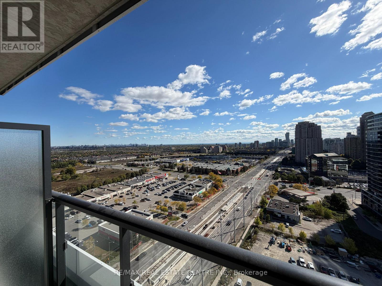 1703 - 15 Watergarden Drive, Mississauga (Hurontario), Ontario  L5R 0H4 - Photo 10 - W12888858