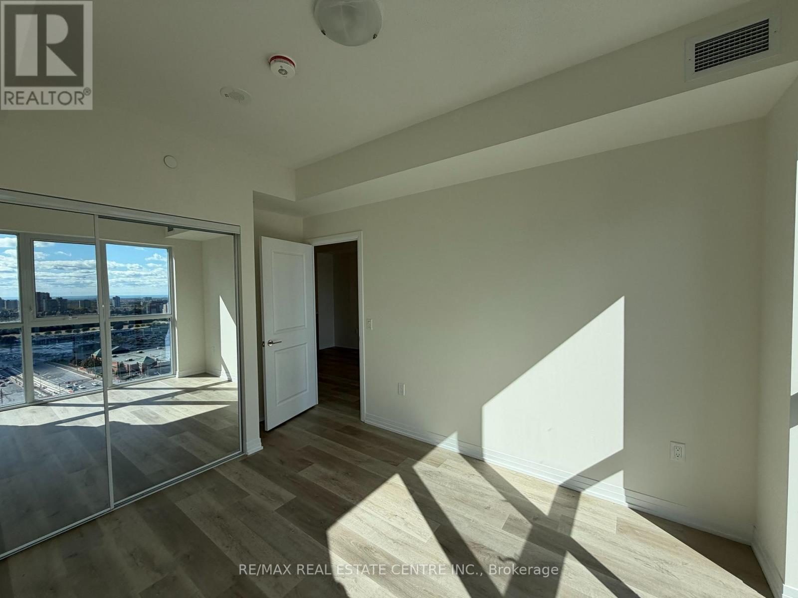 1703 - 15 Watergarden Drive, Mississauga (Hurontario), Ontario  L5R 0H4 - Photo 6 - W12888858