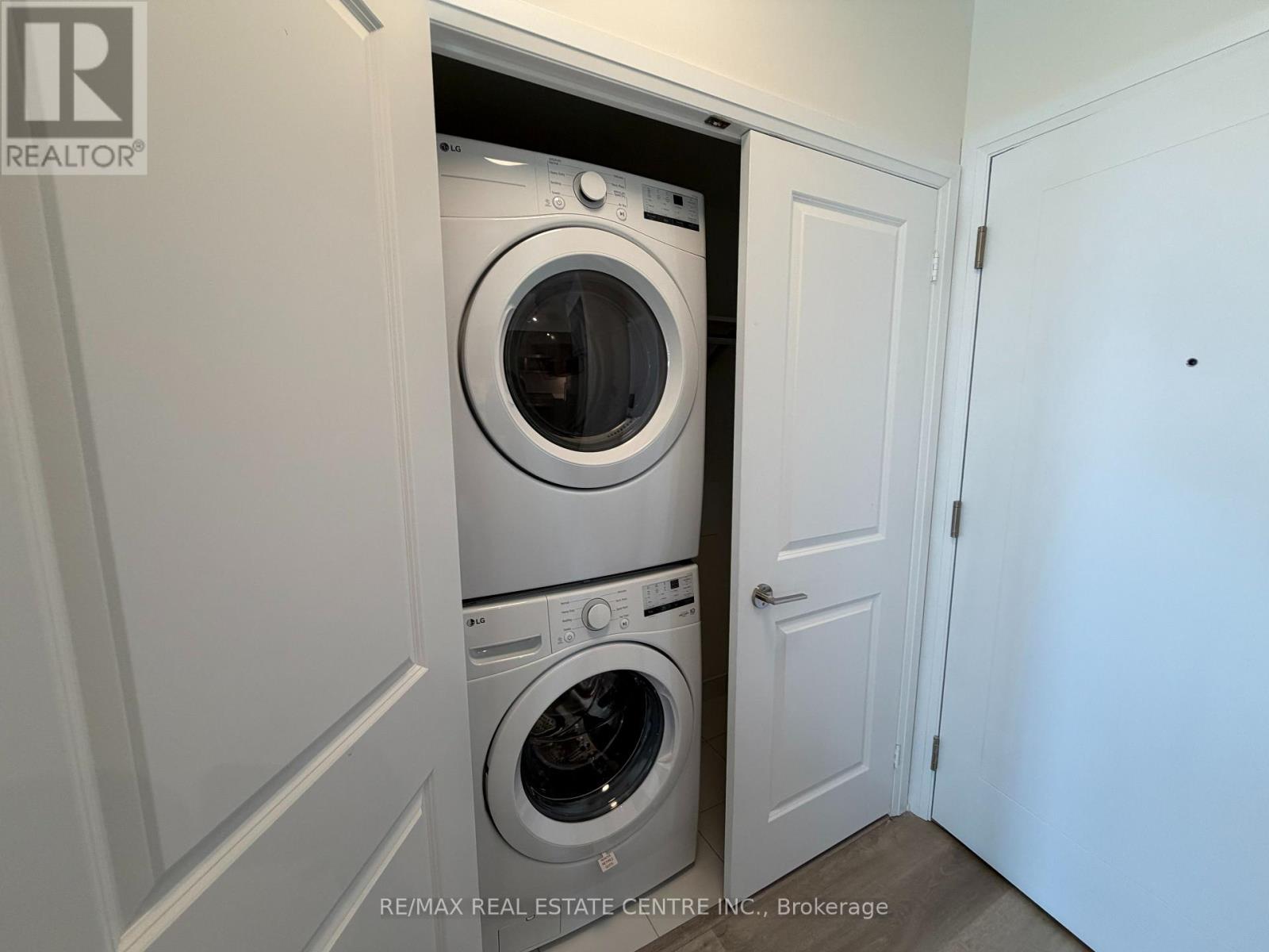 1703 - 15 Watergarden Drive, Mississauga (Hurontario), Ontario  L5R 0H4 - Photo 8 - W12888858