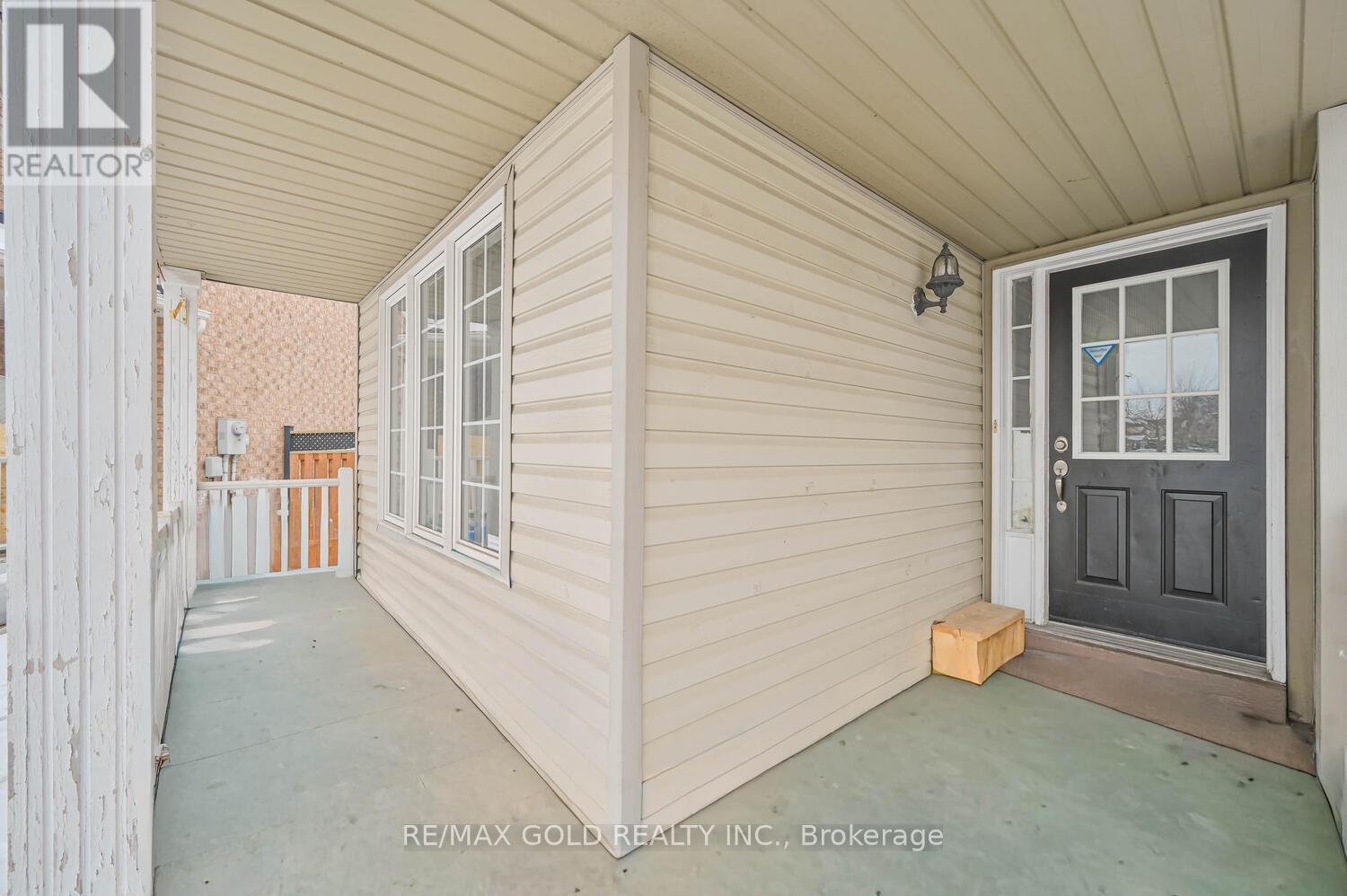 24 Seaside Circle, Brampton (Sandringham-Wellington), Ontario  L6R 2G7 - Photo 3 - W12888882