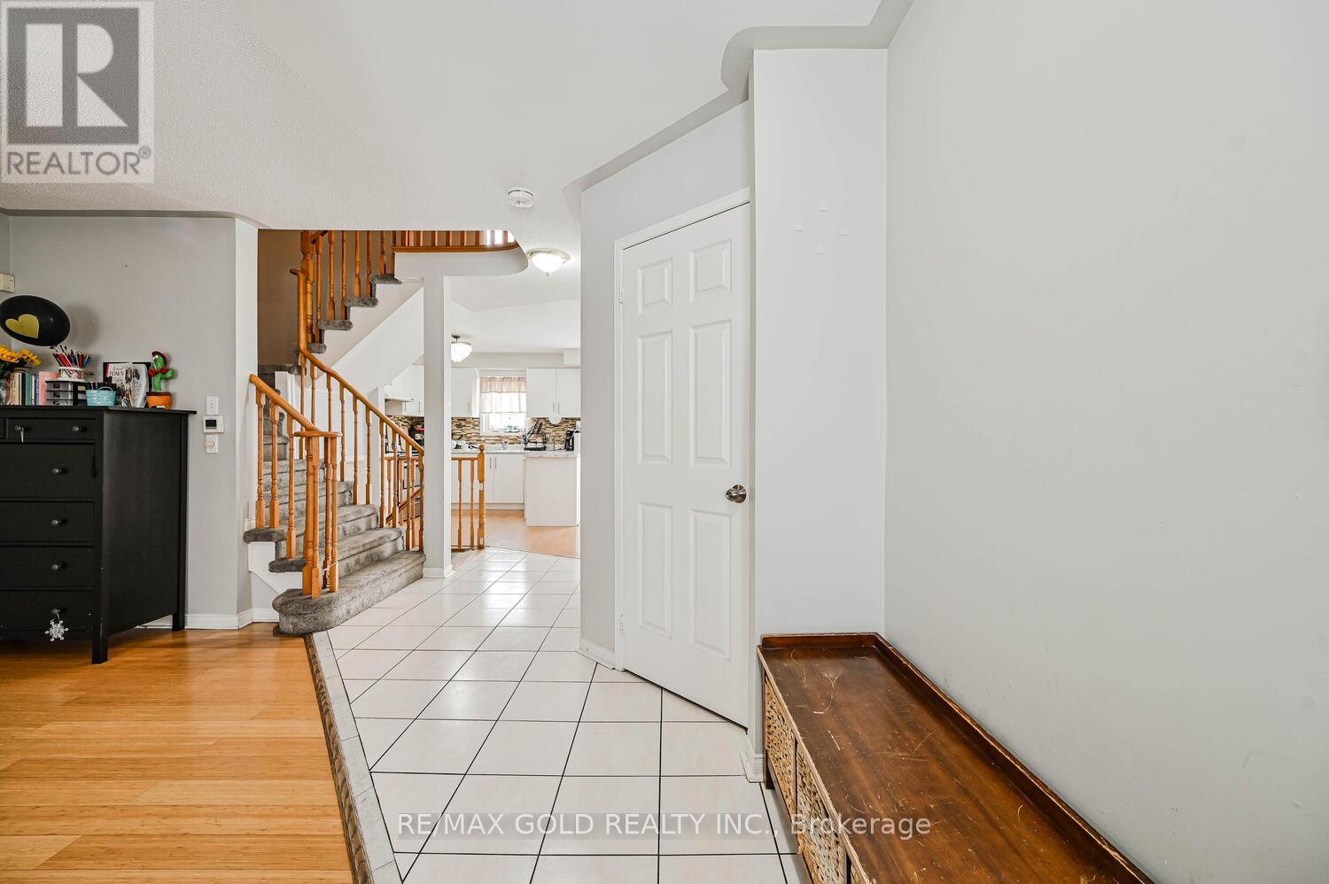 24 Seaside Circle, Brampton (Sandringham-Wellington), Ontario  L6R 2G7 - Photo 5 - W12888882