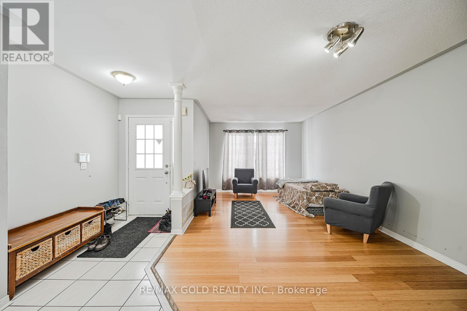 24 Seaside Circle, Brampton (Sandringham-Wellington), Ontario  L6R 2G7 - Photo 6 - W12888882