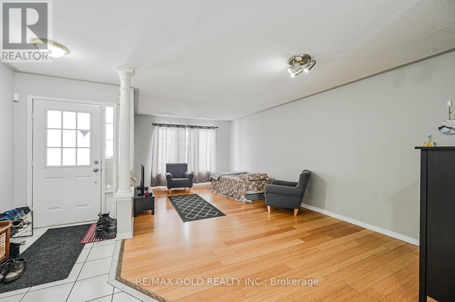 24 Seaside Circle, Brampton (Sandringham-Wellington), Ontario  L6R 2G7 - Photo 7 - W12888882