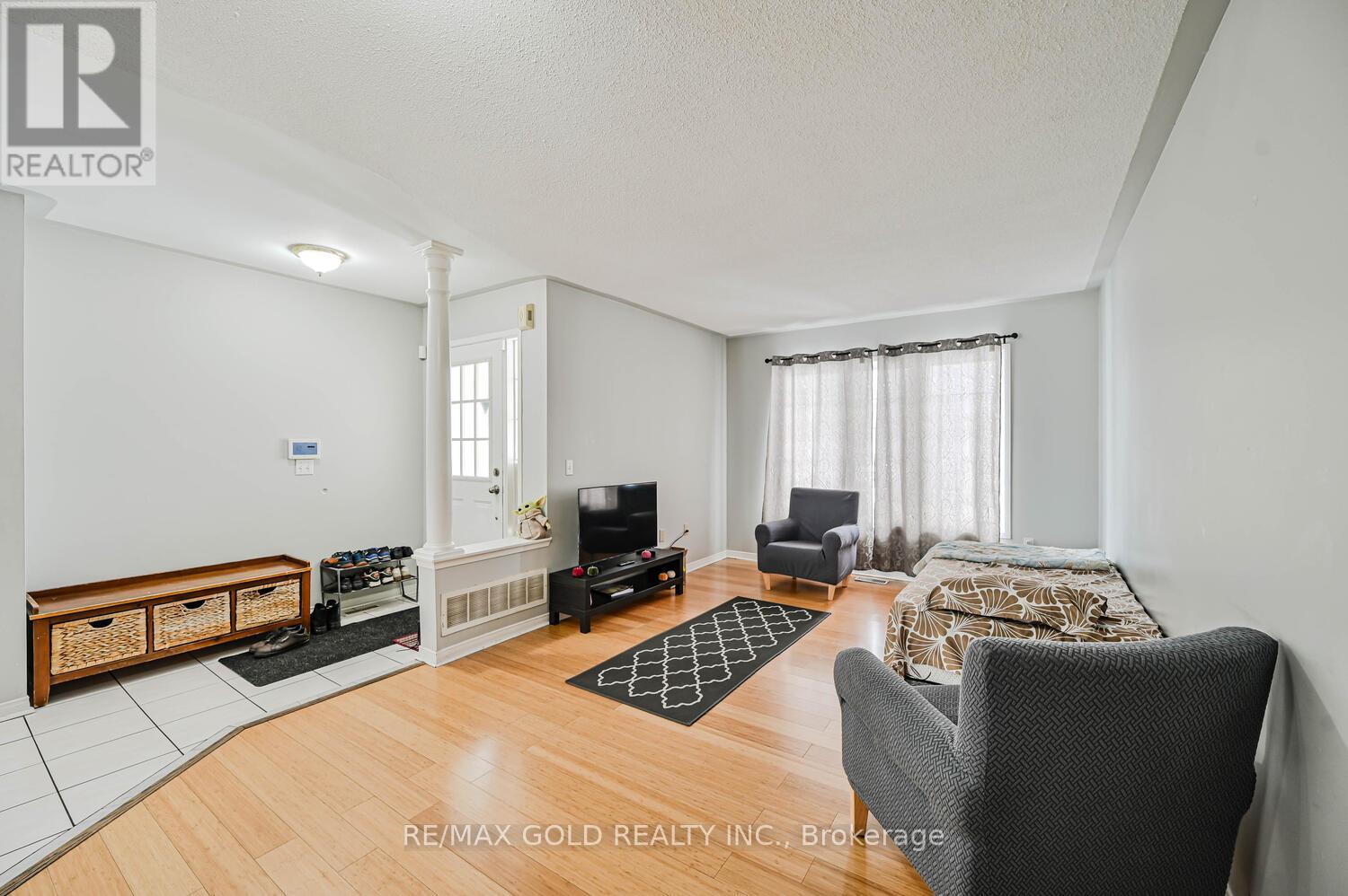 24 Seaside Circle, Brampton (Sandringham-Wellington), Ontario  L6R 2G7 - Photo 9 - W12888882