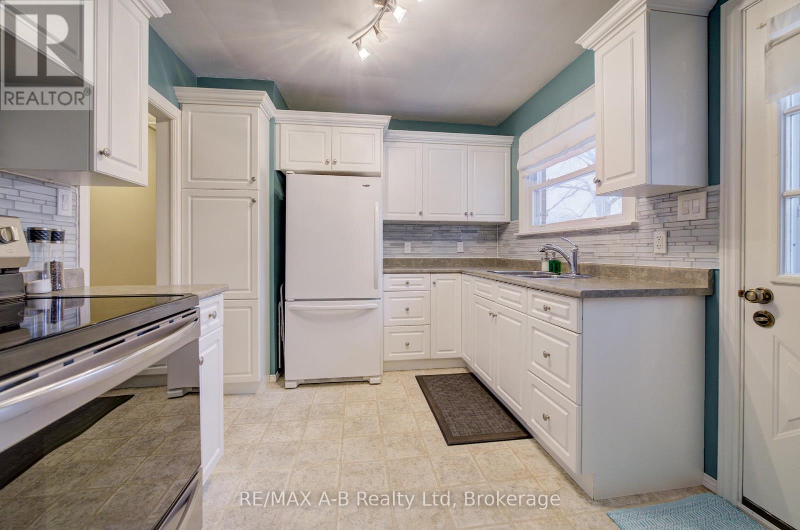 30 Arthur Street, Stratford, Ontario  N5A 6E3 - Photo 11 - X12883474