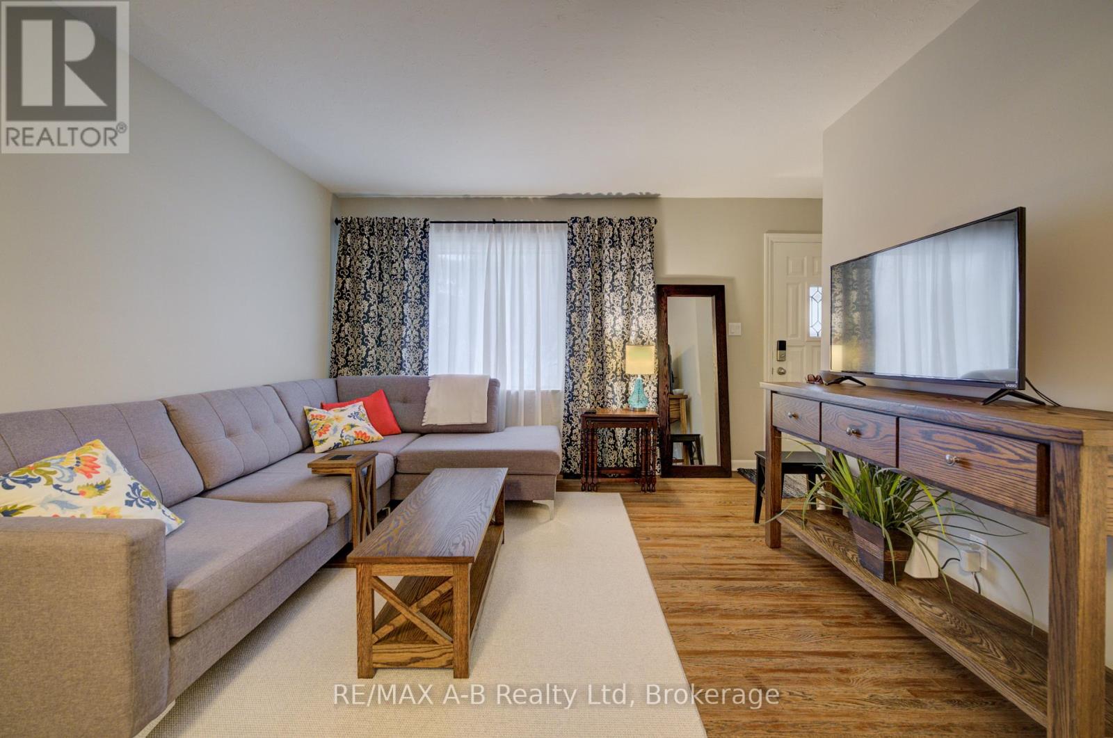 30 Arthur Street, Stratford, Ontario  N5A 6E3 - Photo 7 - X12883474