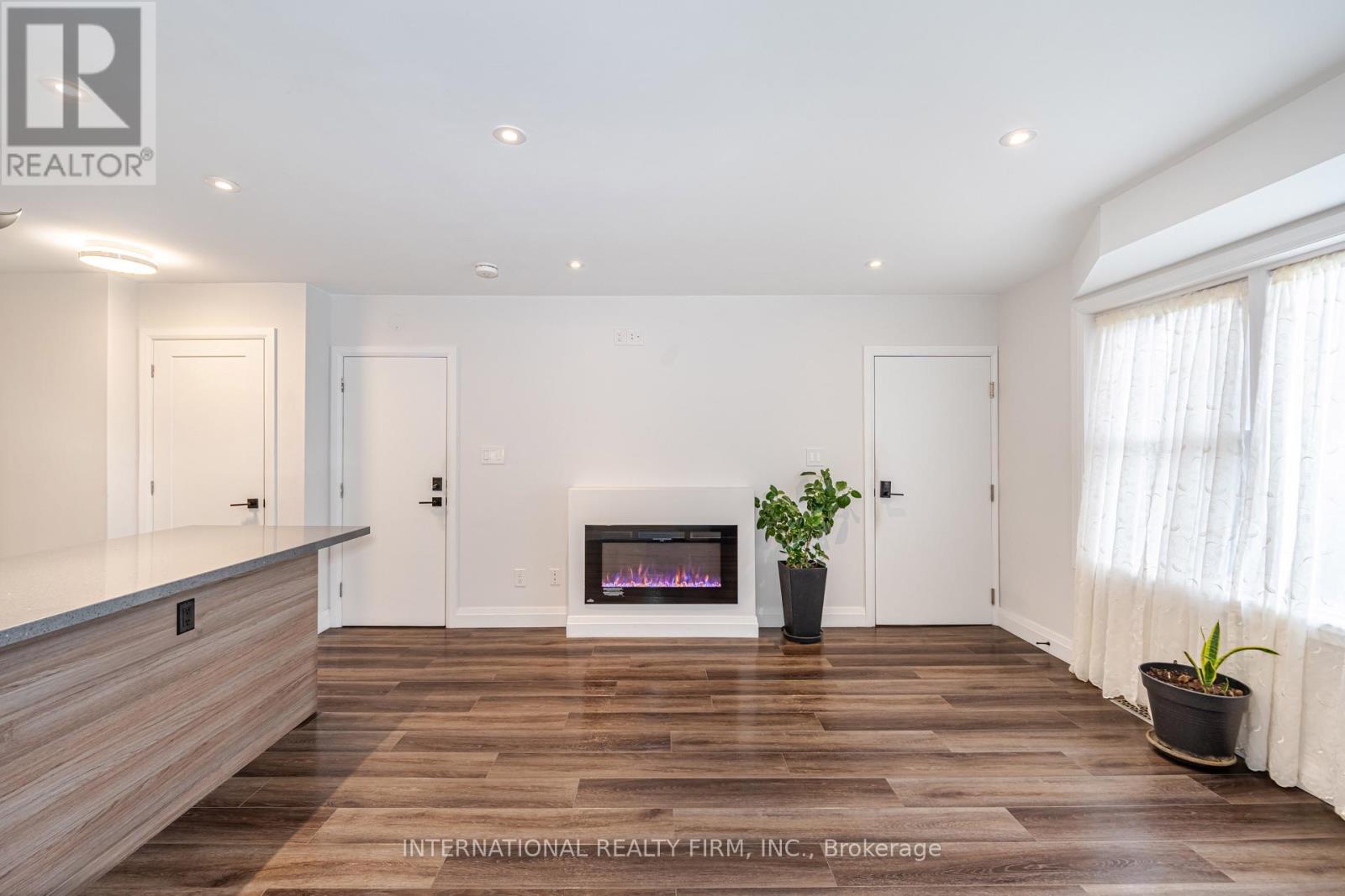 2 - 372 Lakeshore Road W, Mississauga, Ontario  L5H 1H5 - Photo 4 - W12862394