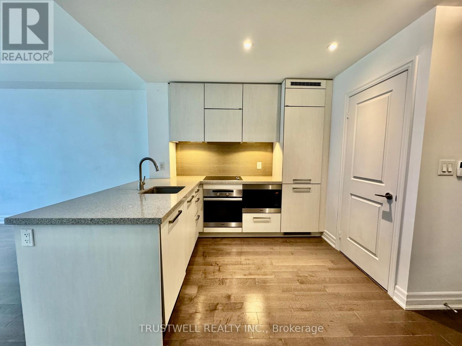 3601 - 8 The Esplanade, Toronto, Ontario  M5E 0A6 - Photo 3 - C12889008