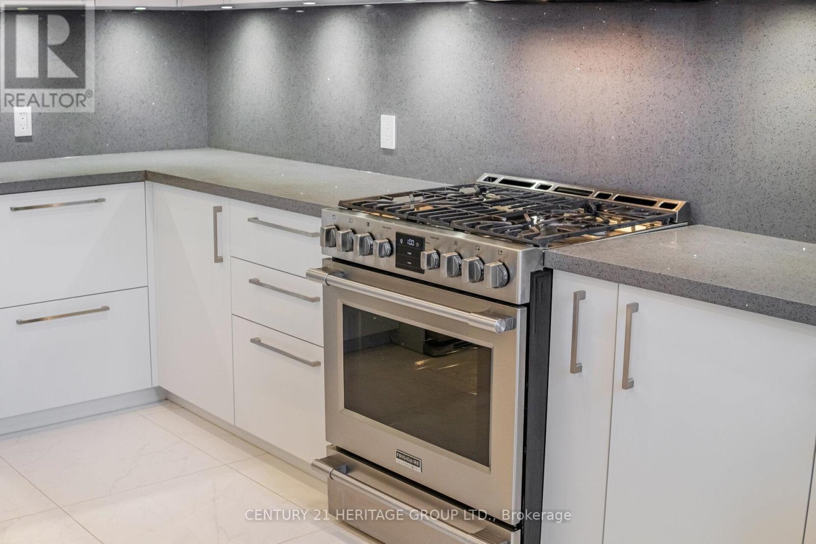 6 Vitlor Drive, Richmond Hill, Ontario  L4E 3W3 - Photo 8 - N12889016