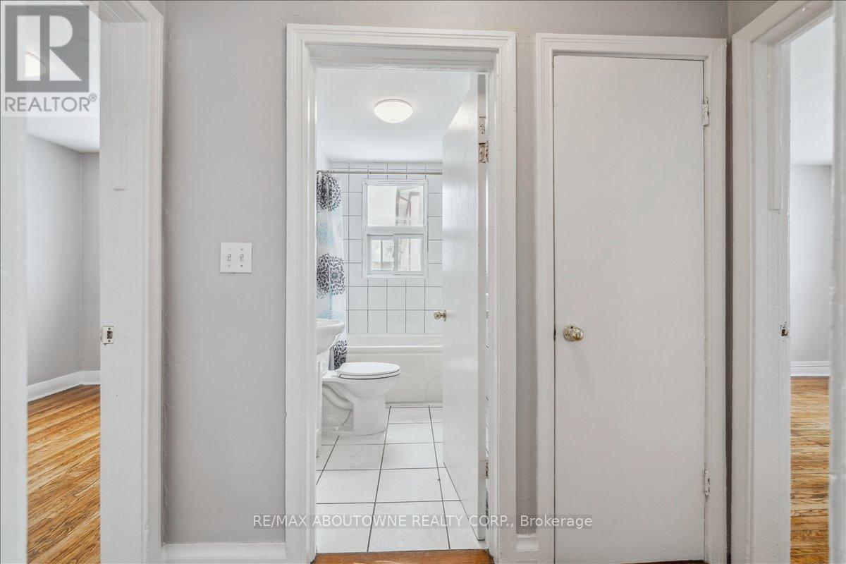 1 - 1023 Churchill Avenue, Oakville, Ontario  L6H 2A7 - Photo 13 - W12712474