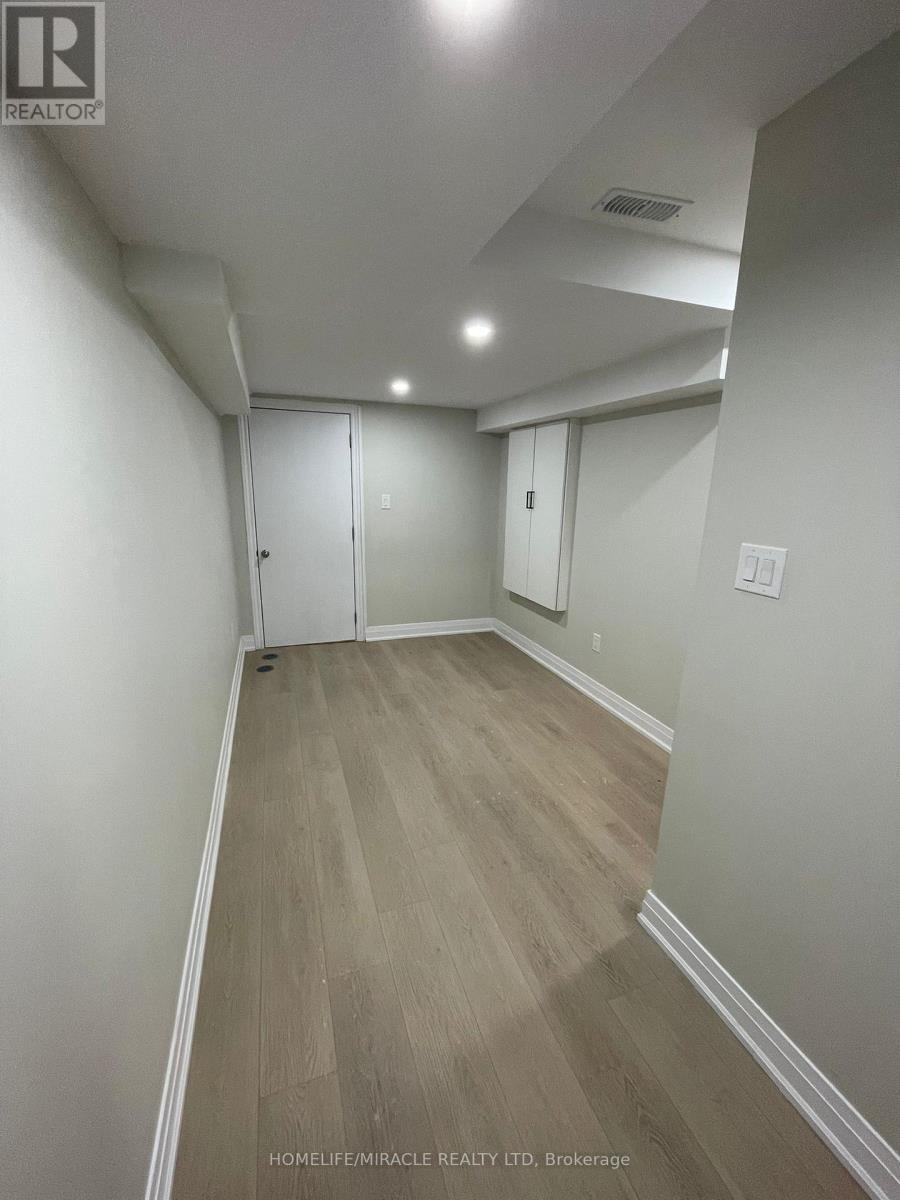 11 Truffle Court, Brampton (Northwest Brampton), Ontario  L7A 5A6 - Photo 5 - W12888274