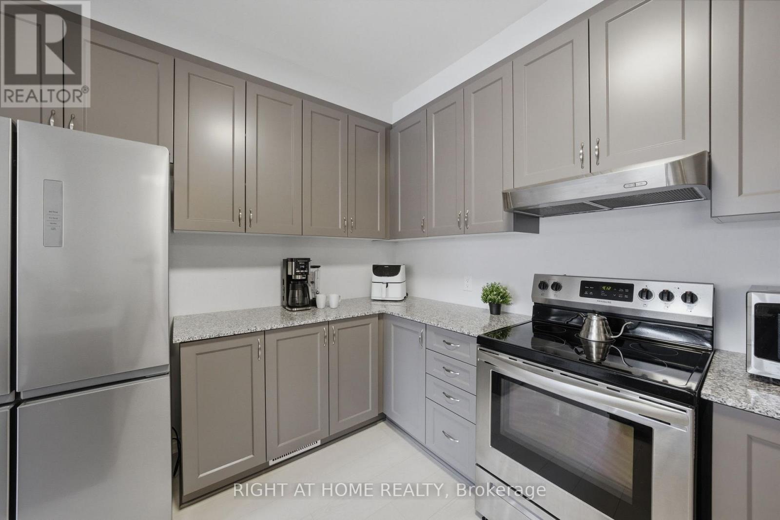 275 Squadron Crescent, Ottawa, Ontario  K1K 0S6 - Photo 10 - X12889156