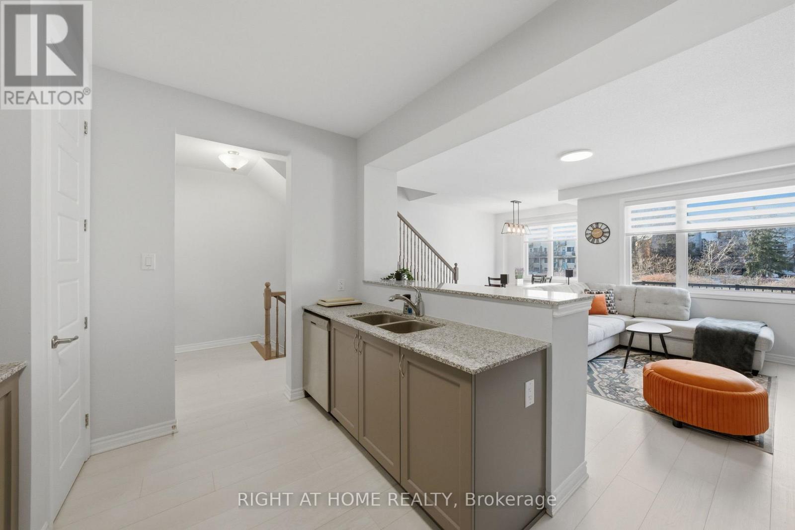 275 Squadron Crescent, Ottawa, Ontario  K1K 0S6 - Photo 11 - X12889156