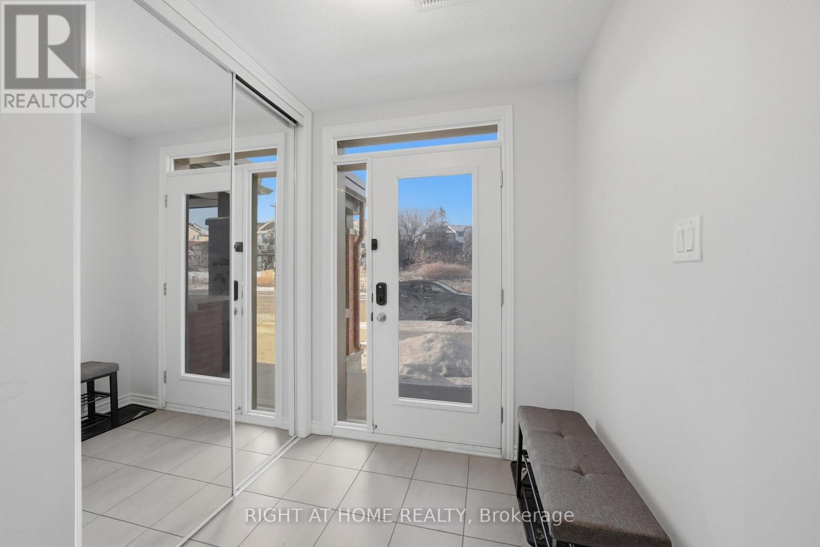 275 Squadron Crescent, Ottawa, Ontario  K1K 0S6 - Photo 3 - X12889156