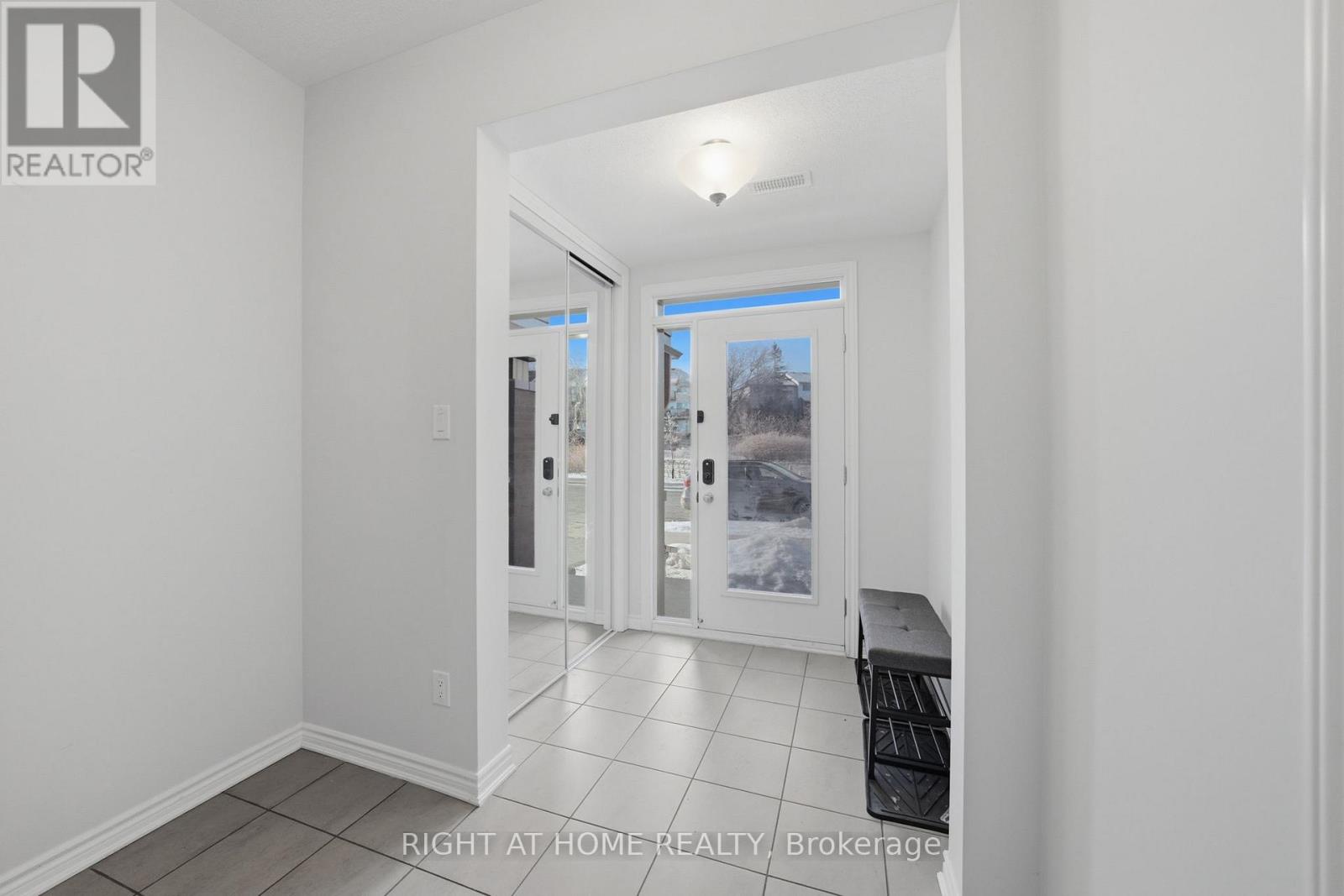 275 Squadron Crescent, Ottawa, Ontario  K1K 0S6 - Photo 4 - X12889156