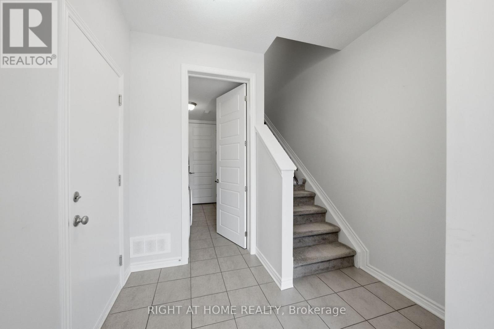 275 Squadron Crescent, Ottawa, Ontario  K1K 0S6 - Photo 5 - X12889156