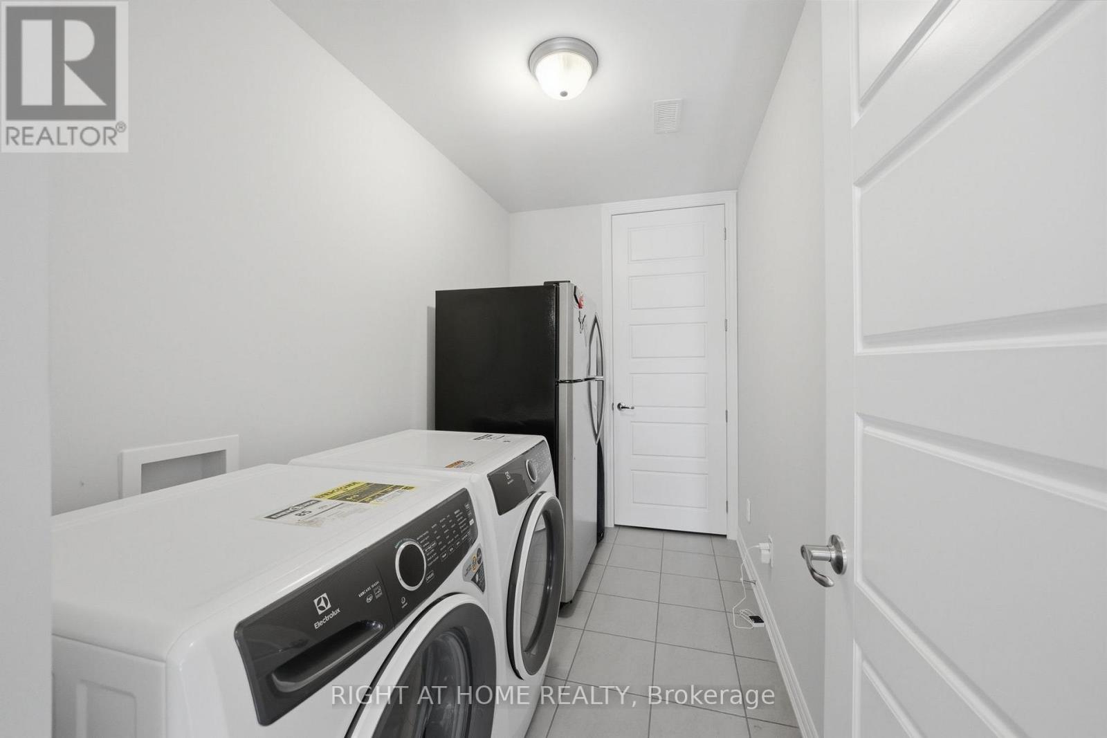 275 Squadron Crescent, Ottawa, Ontario  K1K 0S6 - Photo 6 - X12889156