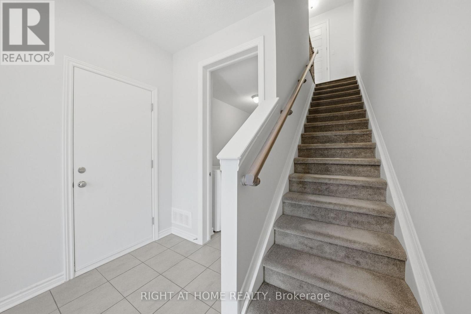 275 Squadron Crescent, Ottawa, Ontario  K1K 0S6 - Photo 7 - X12889156