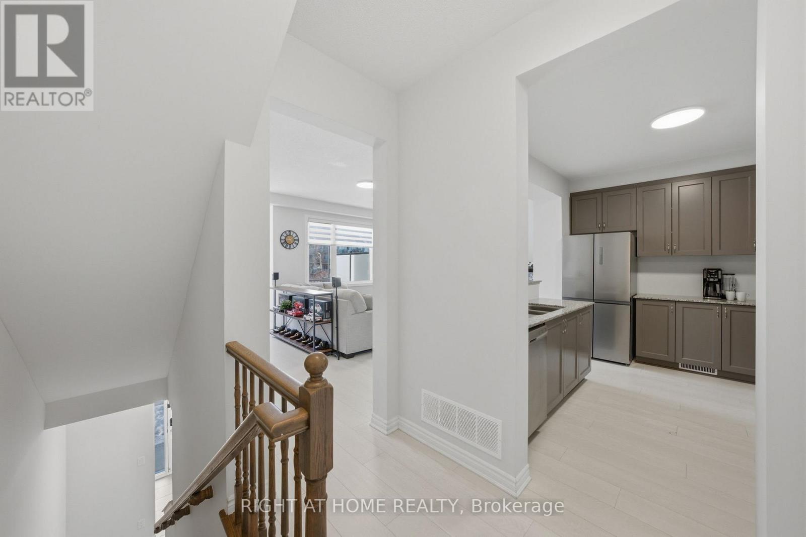 275 Squadron Crescent, Ottawa, Ontario  K1K 0S6 - Photo 8 - X12889156