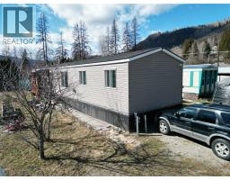 1034 Highway 3B Unit# 2, Montrose, British Columbia