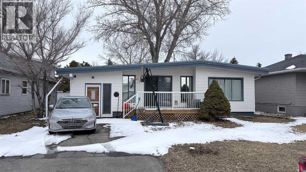 108 2 Street W, foremost, Alberta