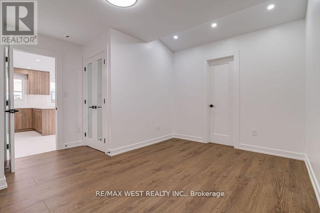 Main - 152 Clarence Street, Brampton, Ontario L6W 1S9 - Photo 10 - W12646720