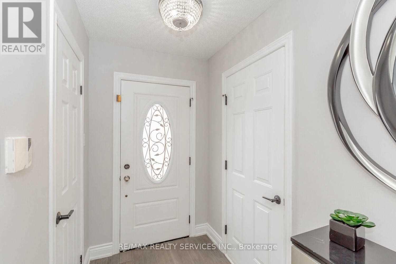 **upper** - 89 Martindale Crescent, Brampton, Ontario  L6X 2T8 - Photo 2 - W12657238