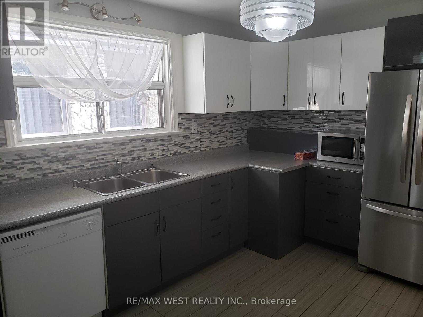 Main Fl - 15 Hamlyn Crescent, Toronto (Islington-City Centre West), Ontario  M9B 1Y9 - Photo 15 - W12889136