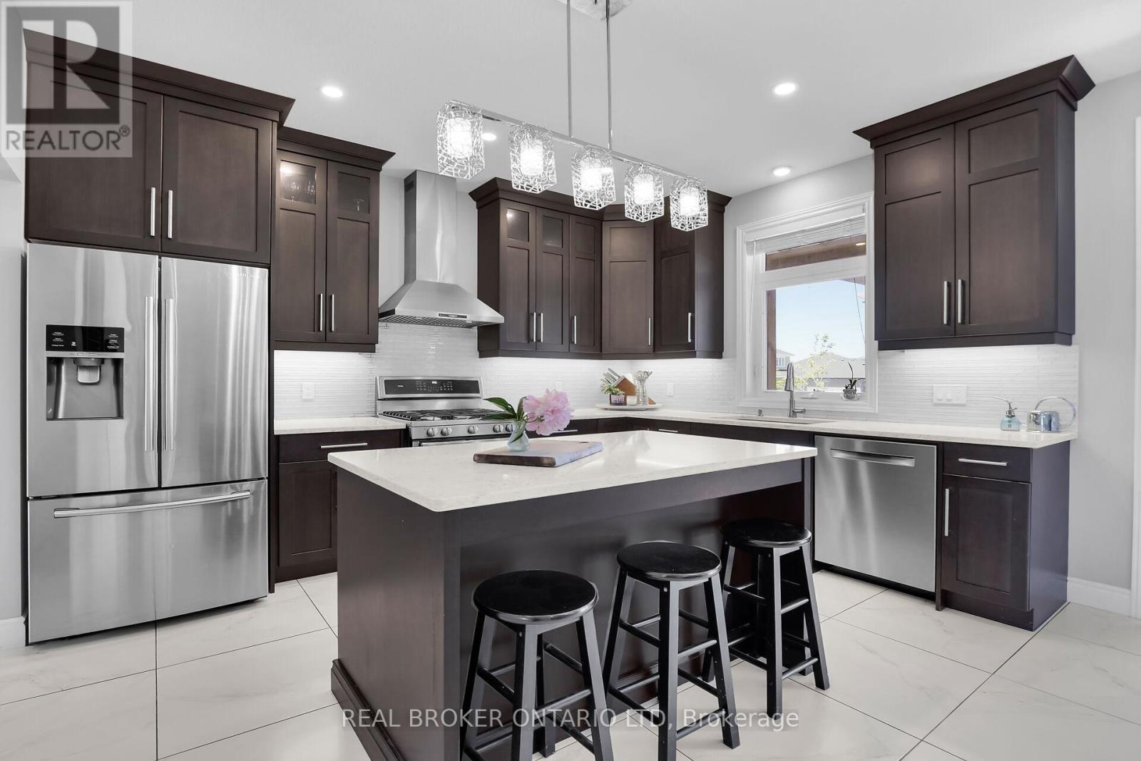 27 Glenwood Street, St. Thomas, Ontario  N5R 0G3 - Photo 6 - X12889270