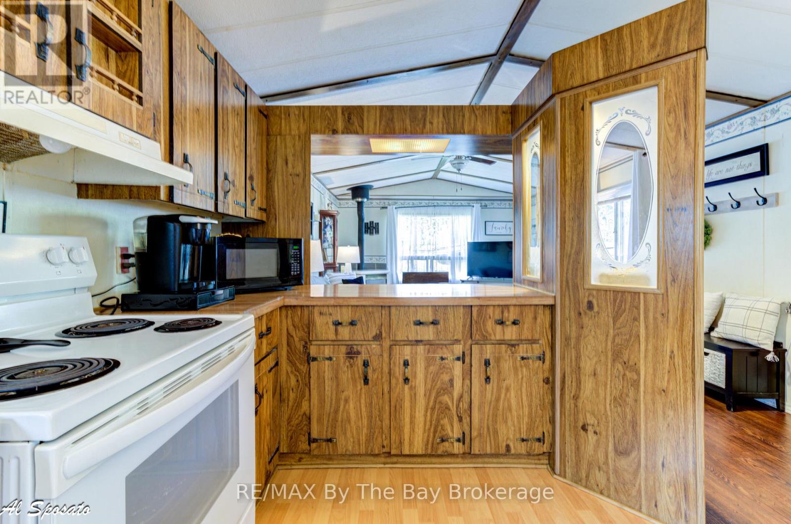 76 Georgian Glen Drive, Wasaga Beach, Ontario  L9Z 1K7 - Photo 18 - S12889202