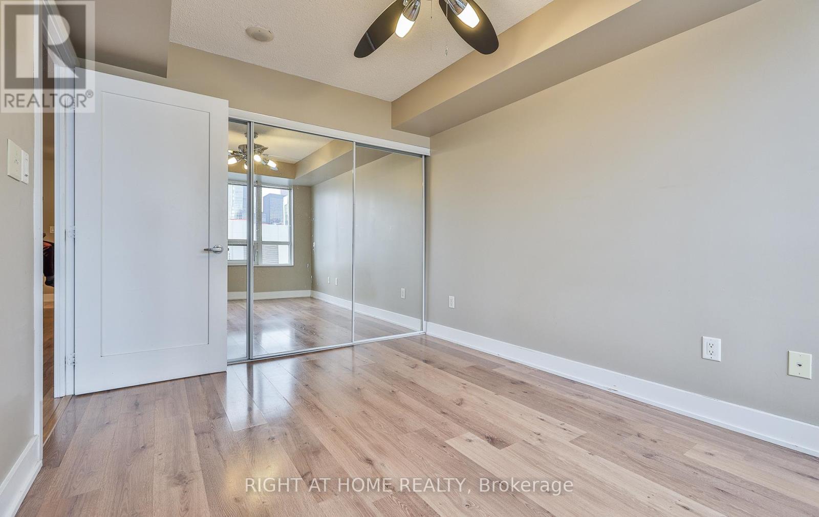 1912 - 20 Blue Jays Way, Toronto, Ontario  M5V 3W6 - Photo 21 - C12889262