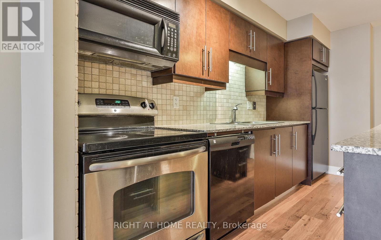 1912 - 20 Blue Jays Way, Toronto, Ontario  M5V 3W6 - Photo 7 - C12889262