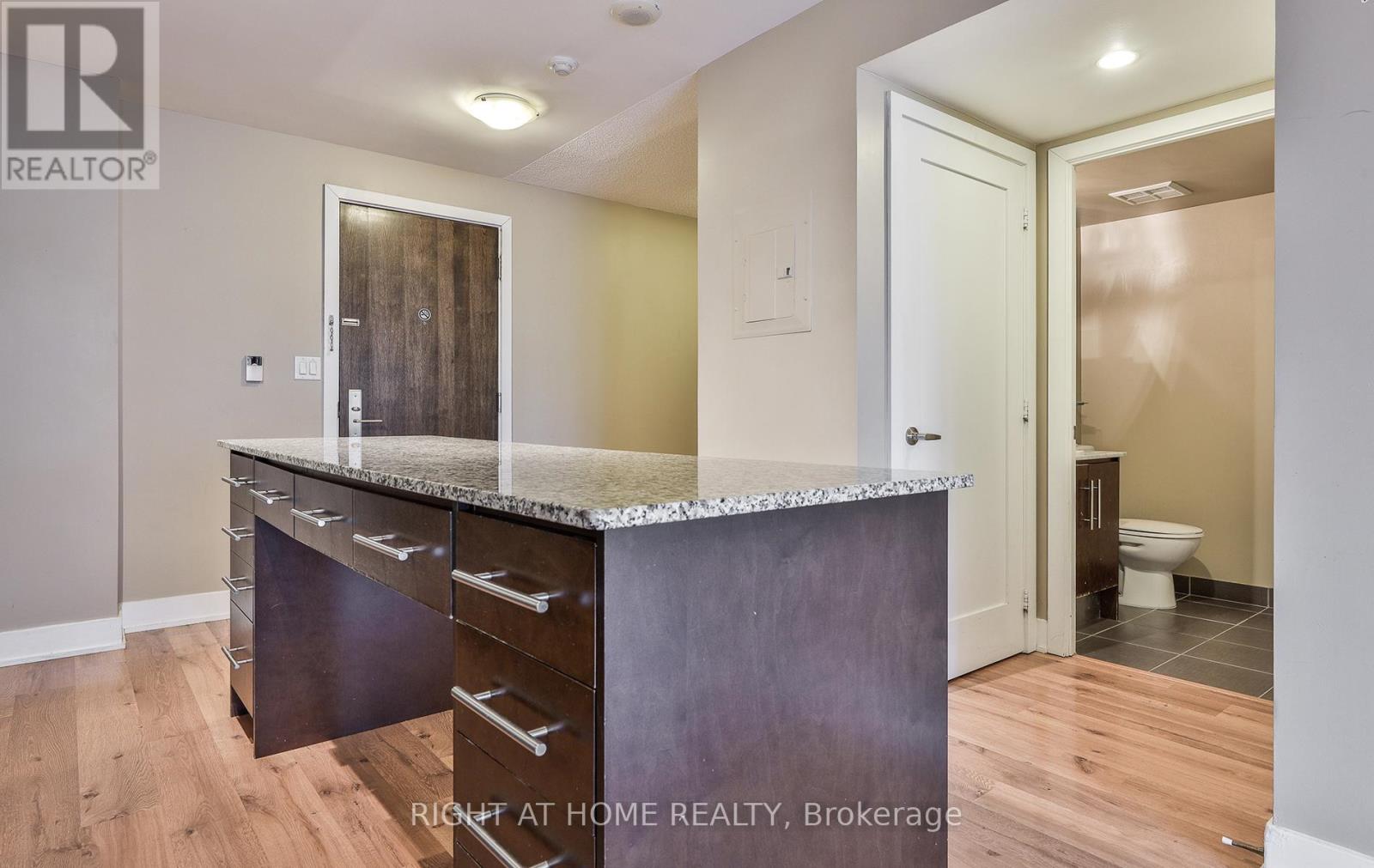 1912 - 20 Blue Jays Way, Toronto, Ontario  M5V 3W6 - Photo 8 - C12889262