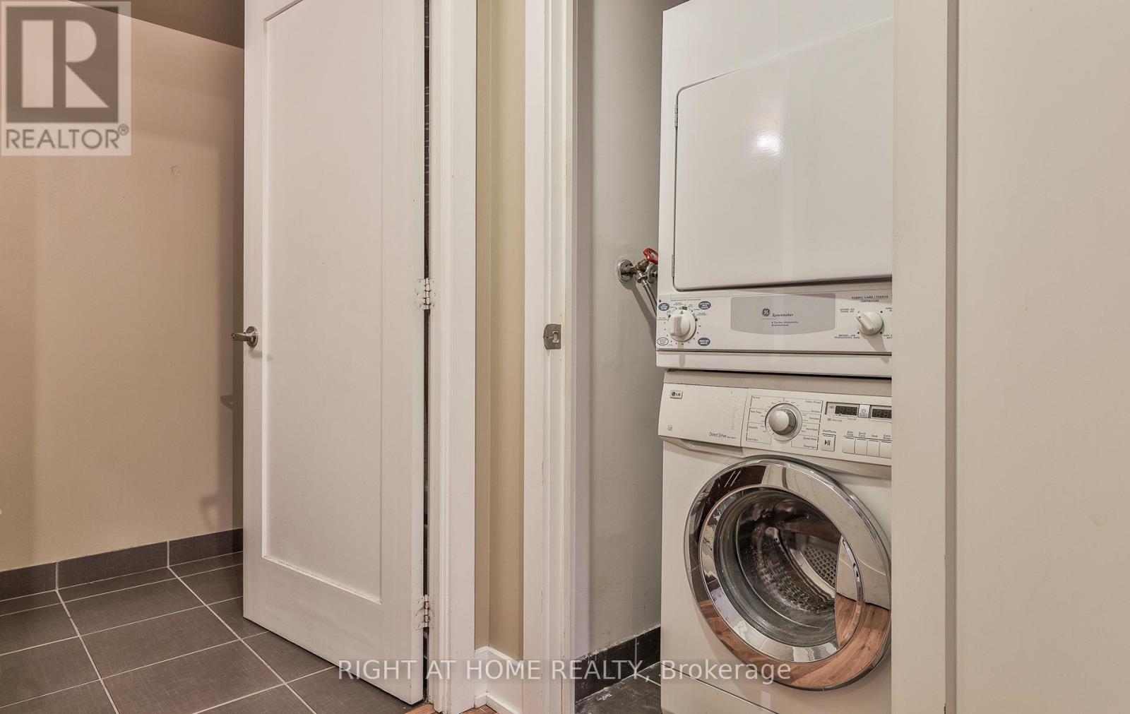 1912 - 20 Blue Jays Way, Toronto, Ontario  M5V 3W6 - Photo 9 - C12889262