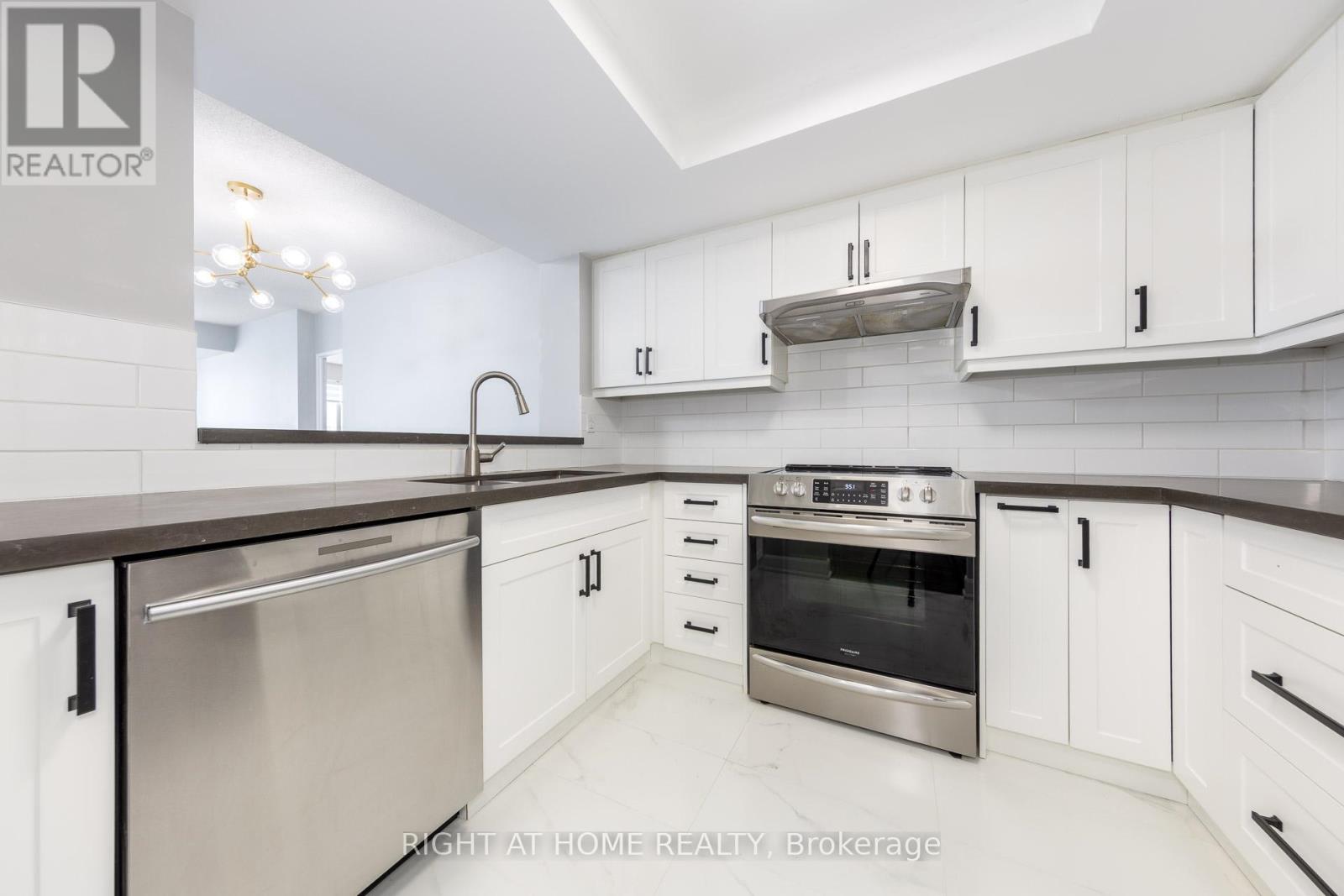 Ph104 - 335 Webb Drive, Mississauga, Ontario  L5B 4A1 - Photo 10 - W12889214