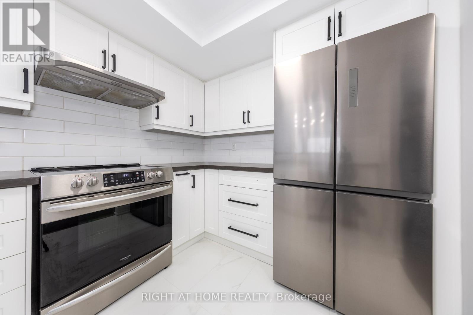 Ph104 - 335 Webb Drive, Mississauga, Ontario  L5B 4A1 - Photo 9 - W12889214