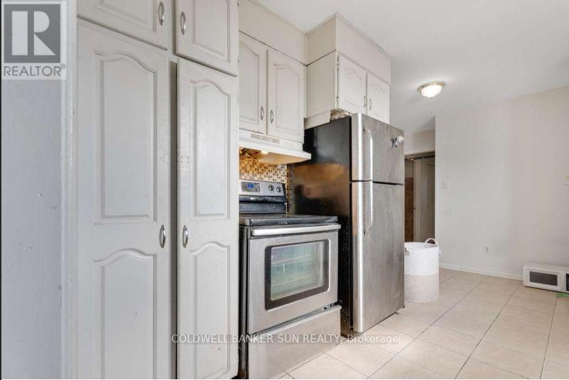 46 Flamingo Crescent, Brampton, Ontario  L6T 2G5 - Photo 3 - W12889228