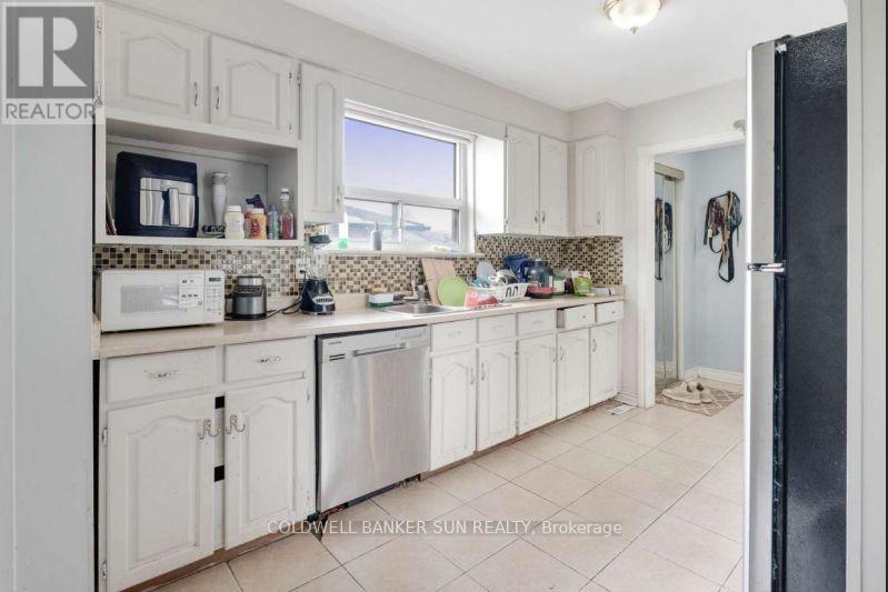 46 Flamingo Crescent, Brampton, Ontario  L6T 2G5 - Photo 4 - W12889228