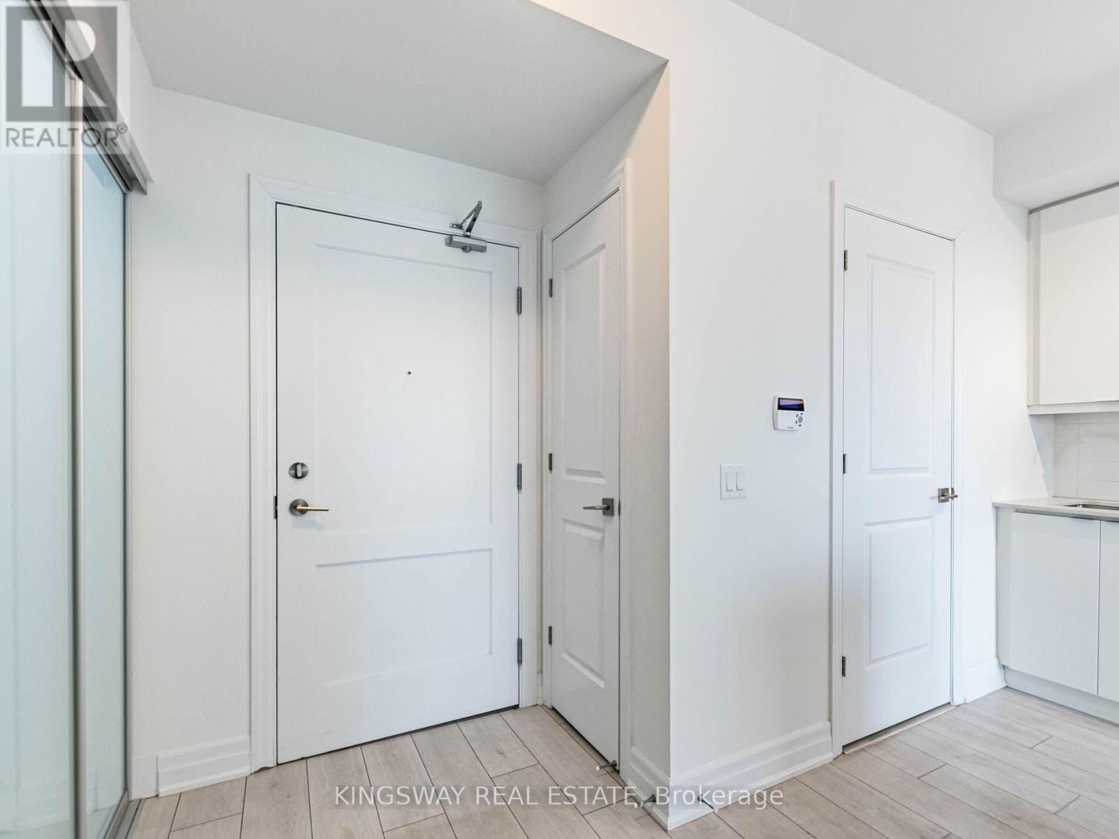 2105 - 30 Elm Drive, Mississauga, Ontario  L5B 0N3 - Photo 10 - W12889242