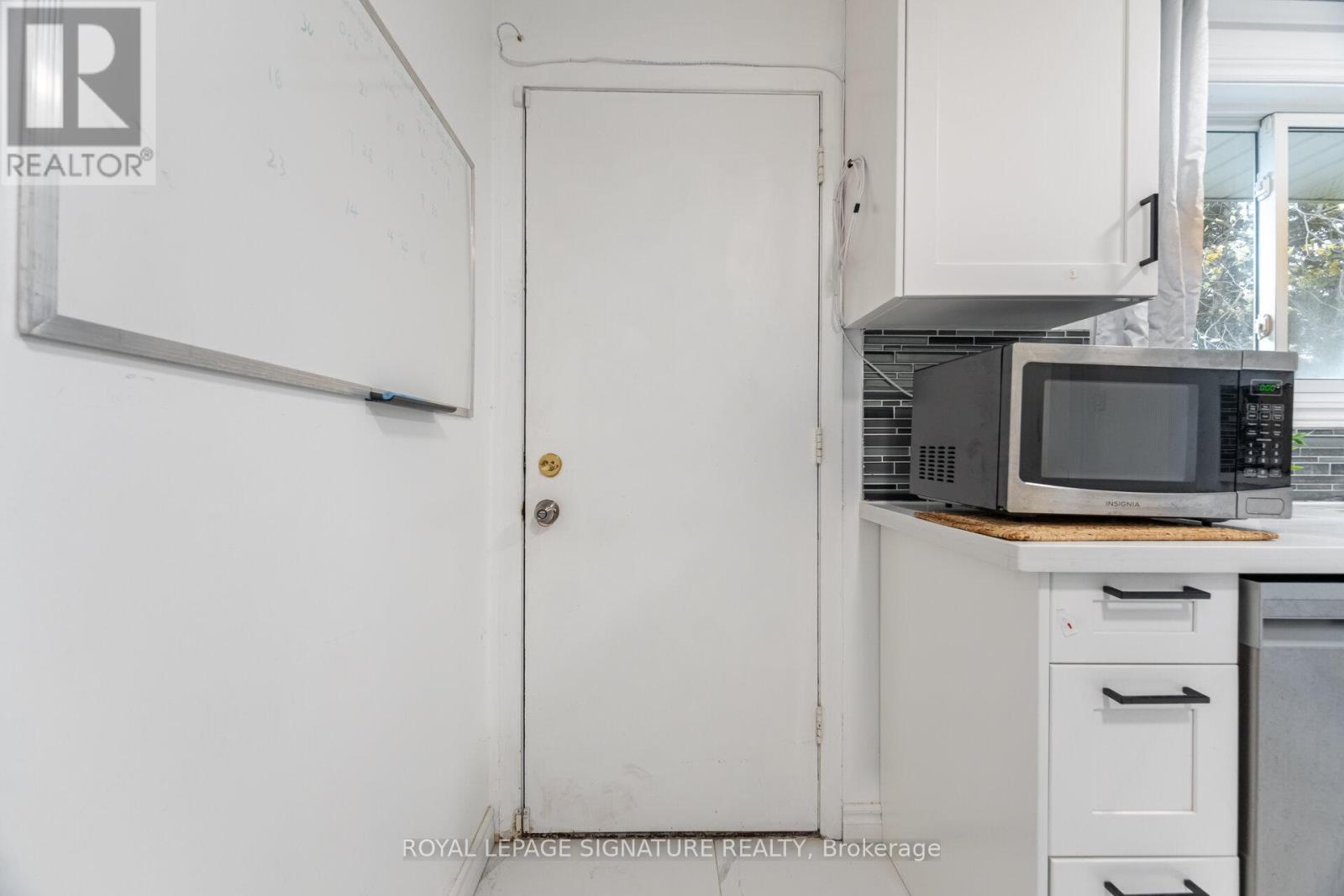 Upper - 406 Tamarack Drive S, Waterloo, Ontario  N2L 4G6 - Photo 17 - X12889232