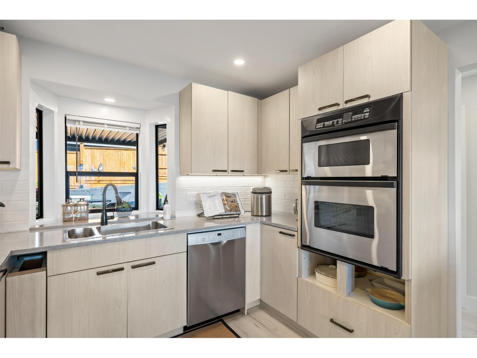 Listing Picture 18 of 40 : 2 14985 VICTORIA AVENUE, White Rock - 魯藝地產 Yvonne Lu Group - MLS Medallion Club Member