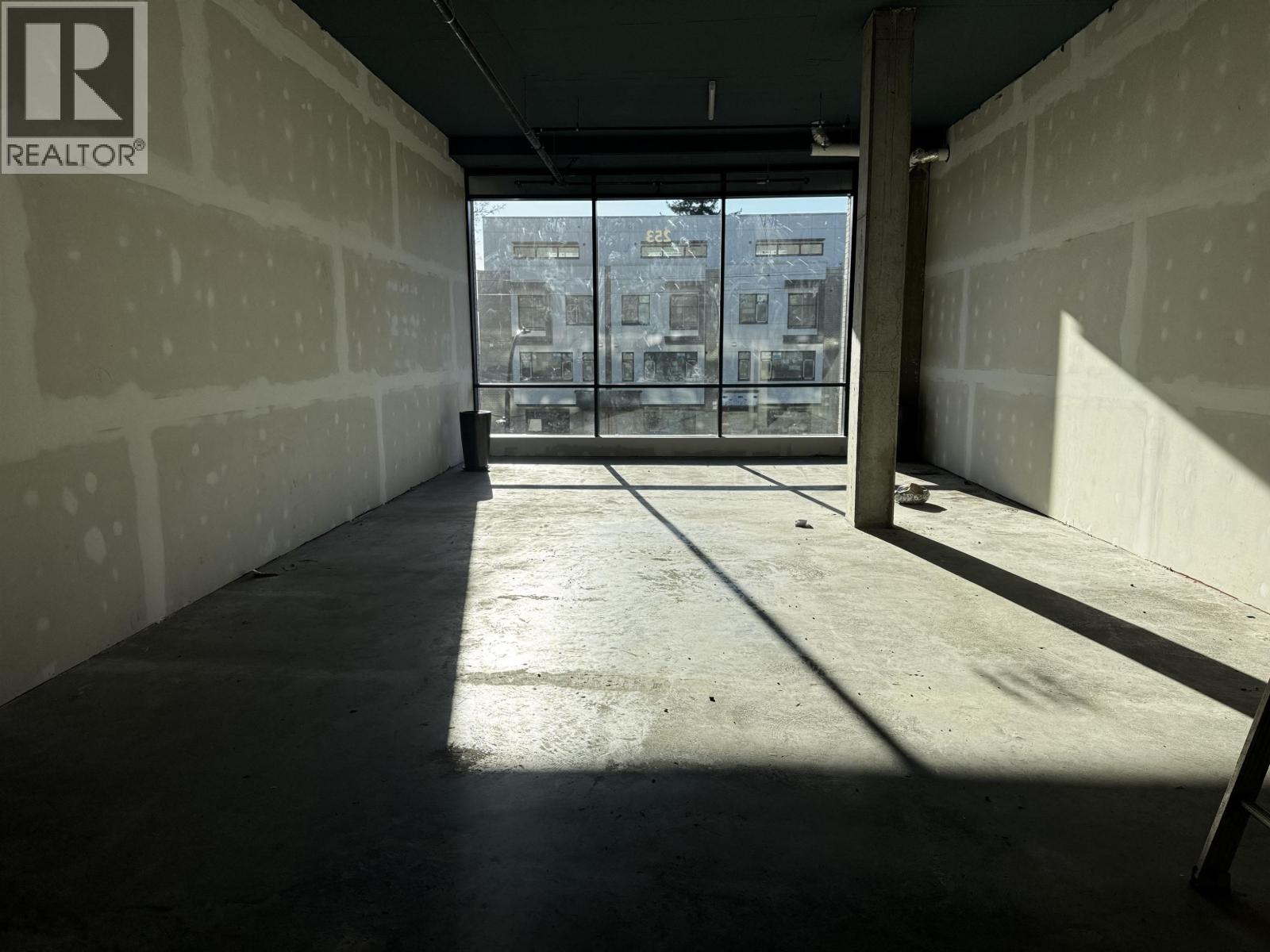 253 422 E 3rd Street, North Vancouver, British Columbia  V7L 0K1 - Photo 3 - C8077047