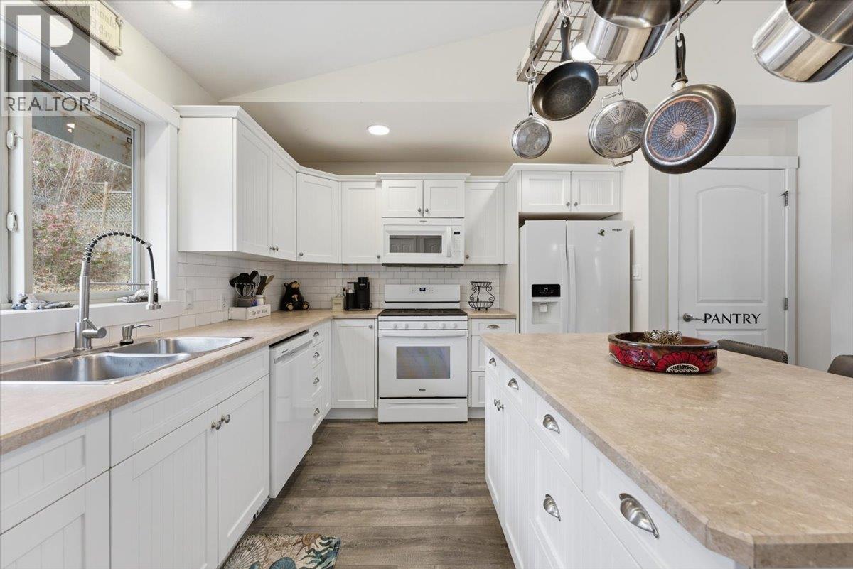 309 Killarney Way, Vernon, British Columbia  V1H 2C5 - Photo 6 - 10378057