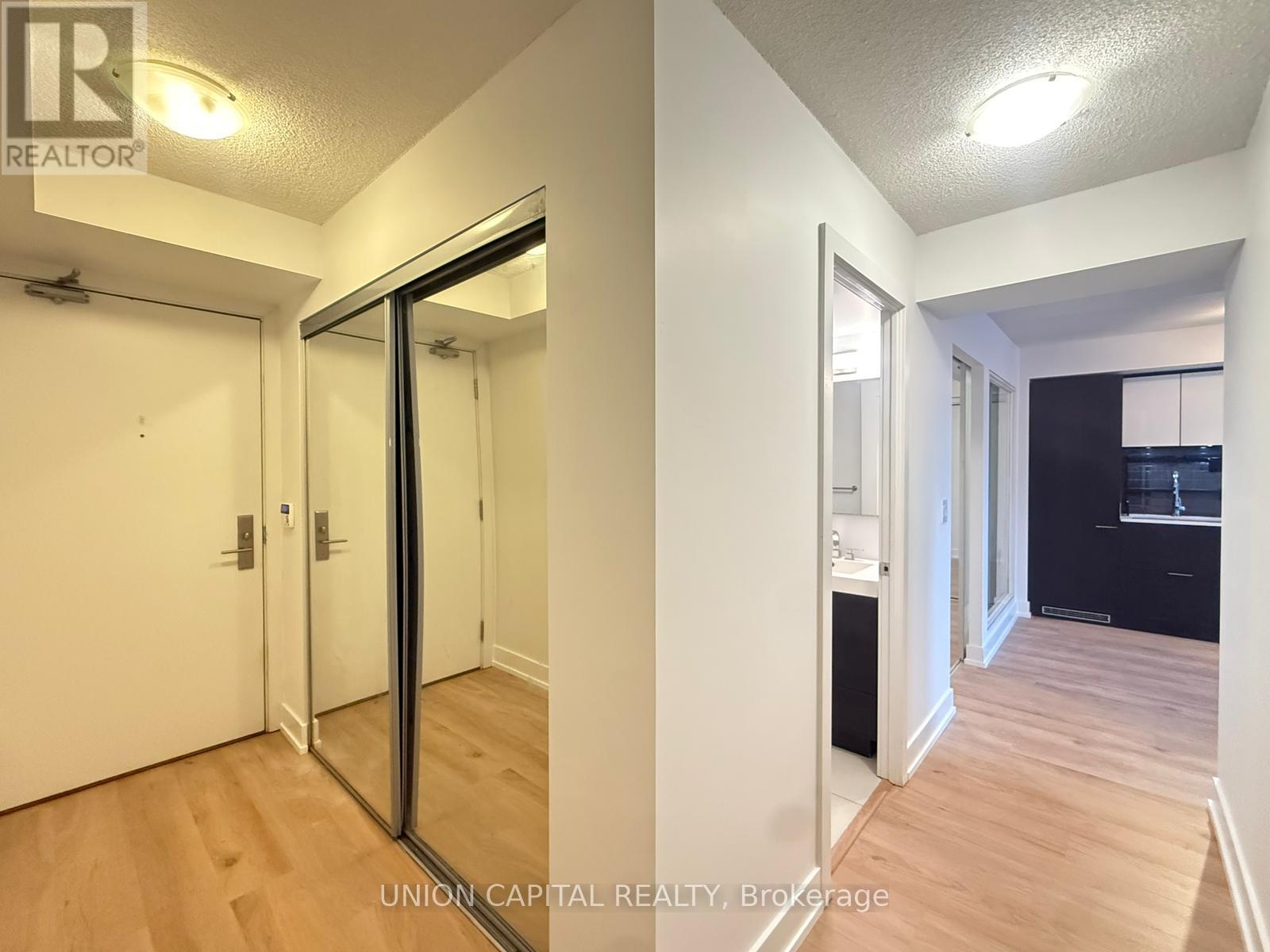 701 - 318 Richmond Street W, Toronto (Waterfront Communities), Ontario  M5V 0B4 - Photo 2 - C12889346